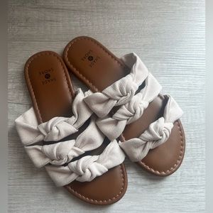 Shade & Shore Beige Sandals Size 5